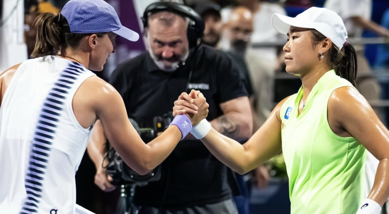 SPORTIVITAS: Petenis Iga Swiatek (kiri), berjabat tangan dengan wakil Indonesia, Janice Tjen (kanan), usai laga babak kedua Qatar Open 2026 di Doha, Selasa (10/2). (Instagram @iga.swiatek)