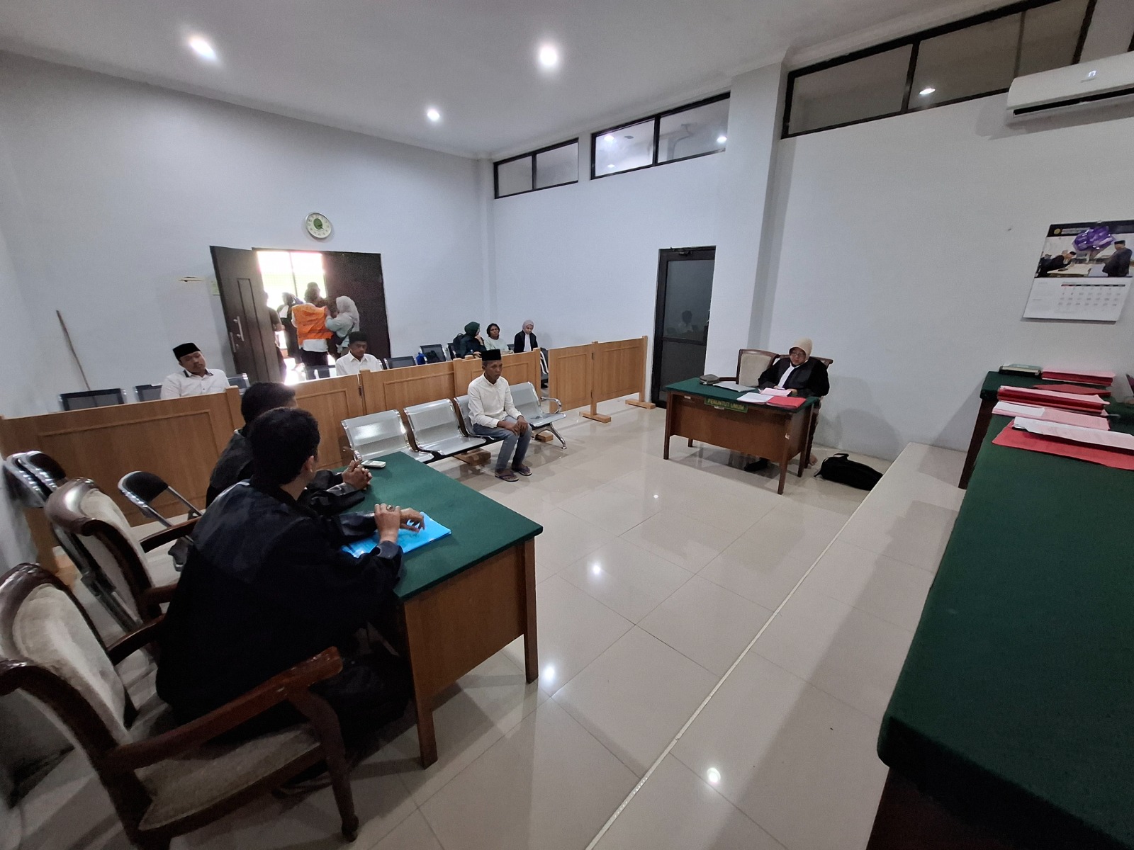 BEJAT: Hendrik H. menjalani sidang vonis di PN Kepanjen, Senin sore (9/2). Dia divonis 13 tahun oleh hakim PN.