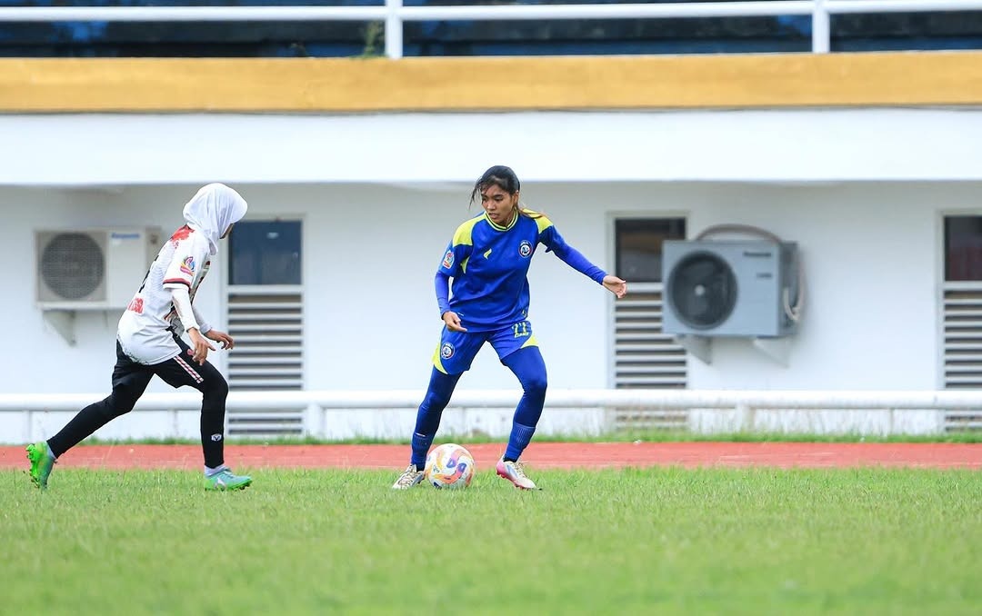 PENGALAMAN BARU: Pemain Arema FC Women Davi Aulia Zahra (kanan) berusaha melewati pemain Arek Simo Gresia dalam laga di Stadion Jember Sport Garden, beberapa waktu lalu.