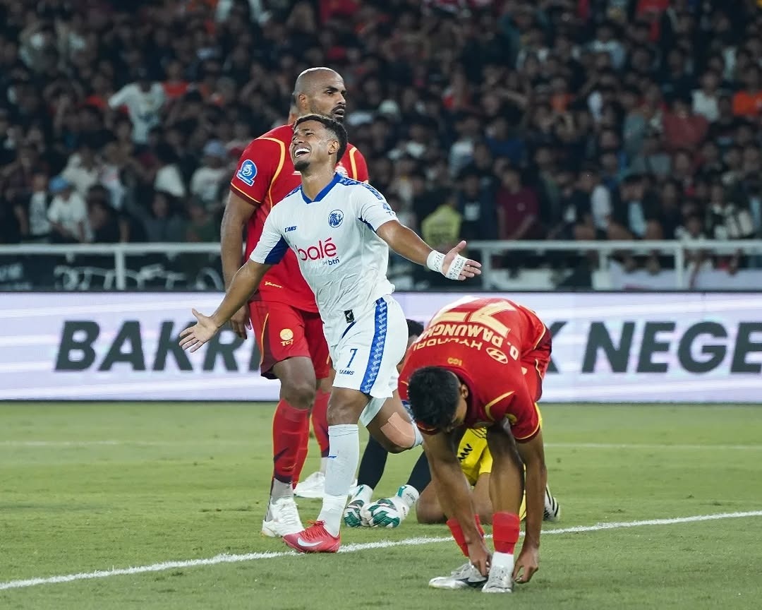SELALU RESPECT: Gabriel Silva (tengah) melakukan selebrasi setelah berhasil membobol gawang Persija Jakarta dalam laga BRI Super League, 8 Februari lalu.