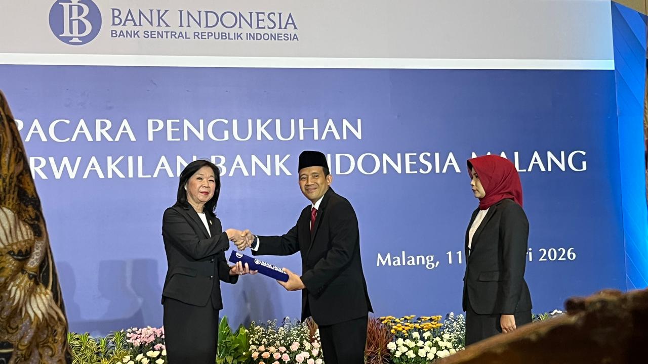 Kepala BI Malang Indra Kuspriyadi (tengah) berjabat tangan dengan ⁠Deputi Gubernur BI Filianingsih Hendarta pada Rabu (11/2). (Nahdiatul Affandiah/Radar Malang)