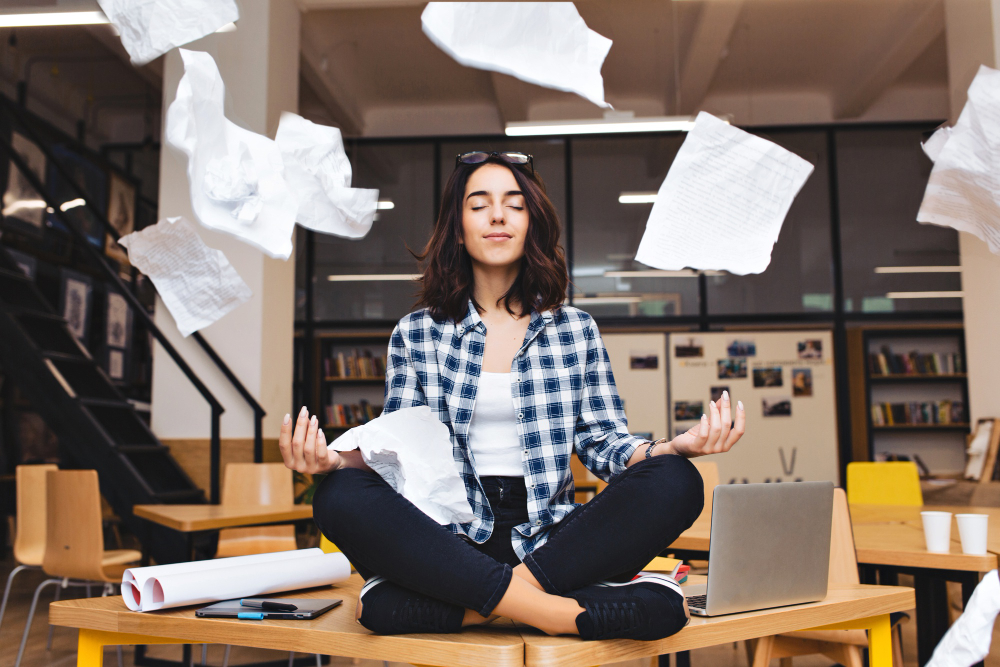 Ilustrasi karyawan yang telah menerapkan work-life balance. (freepik/lookstudio)