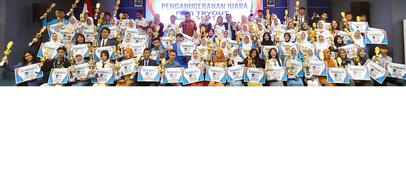 TERBAIK: Sebanyak 47 siswa dengan nilai terbaik berpose seusai menerima penghargaan di Gedung Teknik Sipil Politeknik Negeri Malang kemarin (11/2).