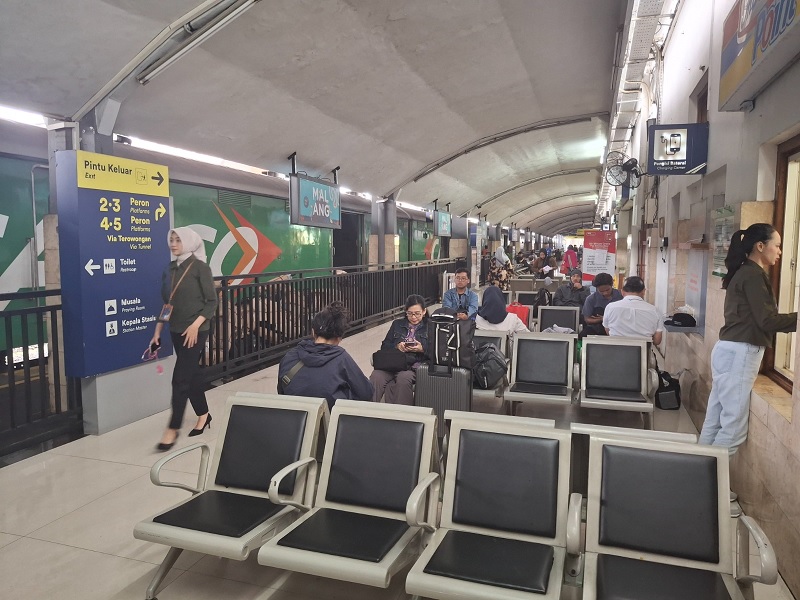 MENINGKAT: Penumpang kereta menunggu kedatangan kereta di ruang tunggu Stasiun Malang kemarin siang.