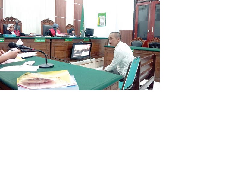 PENGEPUL REKENING: Ferri Sugianto didakwa melanggar UU informasi dan transaksi elektronik dalam sidang di PN Surabaya kemarin (11/2).