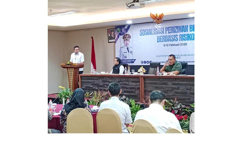 SOSIALISASI: Wali Kota Malang Wahyu Hidayat (kiri) dalam sosialisasi perizinan berbasis risiko di Hotel Savana kemarin.