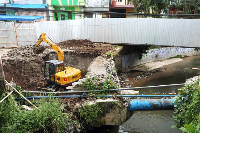 INFRASTRUKTUR: Alat berat melakukan pengerukan di lahan sekitar jembatan bailey Sonokembang, Jalan Simpang Sulfat Utara kemarin. Di lokasi tersebut akan dibangun jembatan permanen.