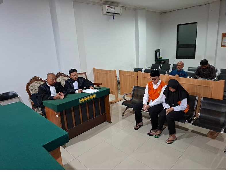 TUNTUTAN BERBEDA : HNM, 20, dan AA, 22, menjalani sidang tuntutan di PN Kepanjen, Selasa sore (10/2).