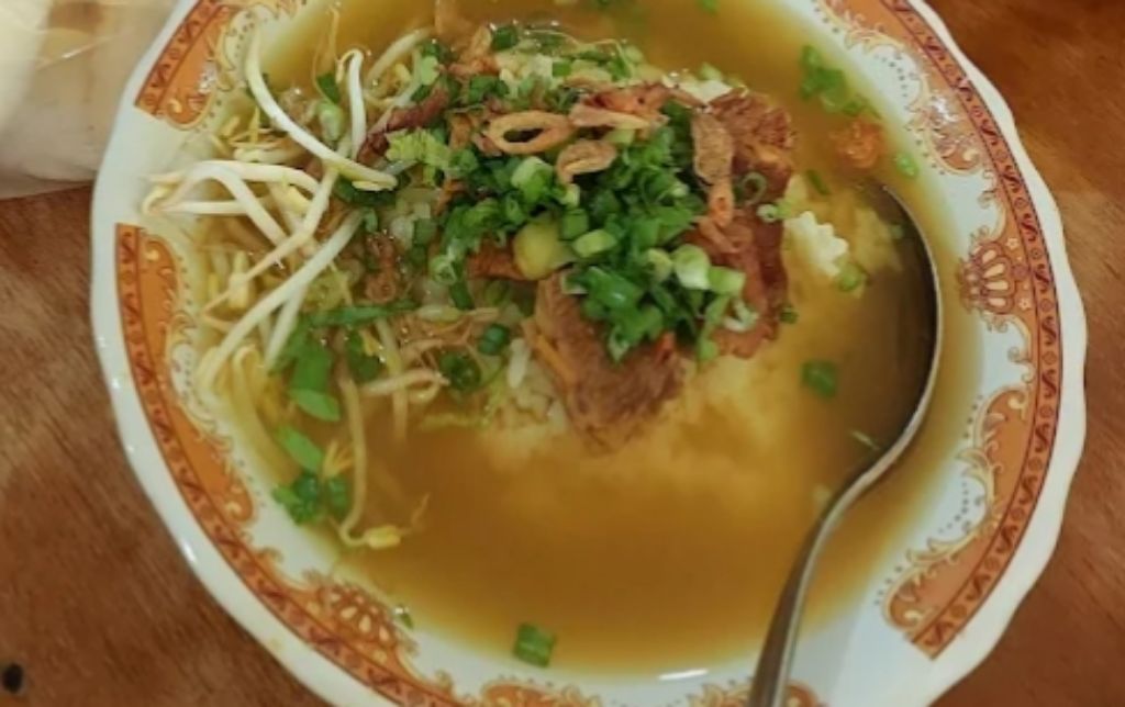 MENGGODA SELERA: Sajian Soto Basket yang legendaris di Kota Malang.