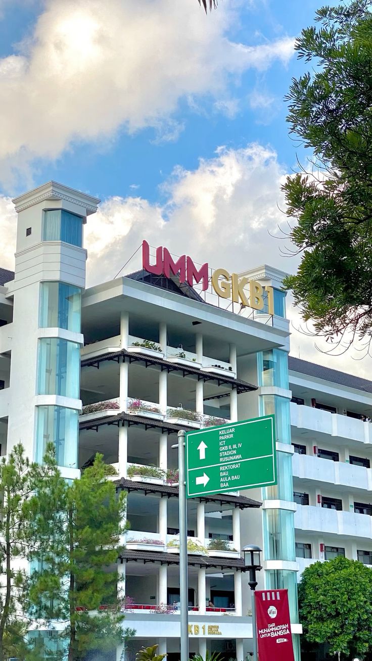 Universitas Muhammadiyah Malang  menyediakan program beasiswa untuk calon mahasiswa yang terkendala biaya dan memiliki prestasi(Pinterest @Muthhz)