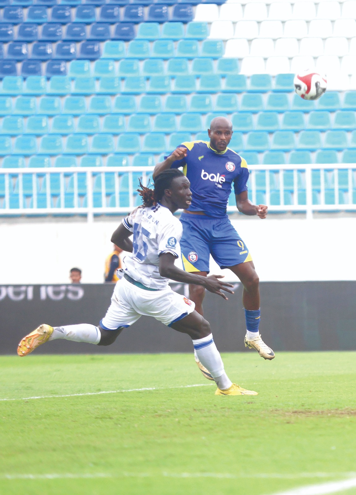 START POSITIF: Joel Vinicius (kanan) berusaha membobol gawang Persijap Jepara dalam laga BRI Super League di Stadion Kanjuruhan.
