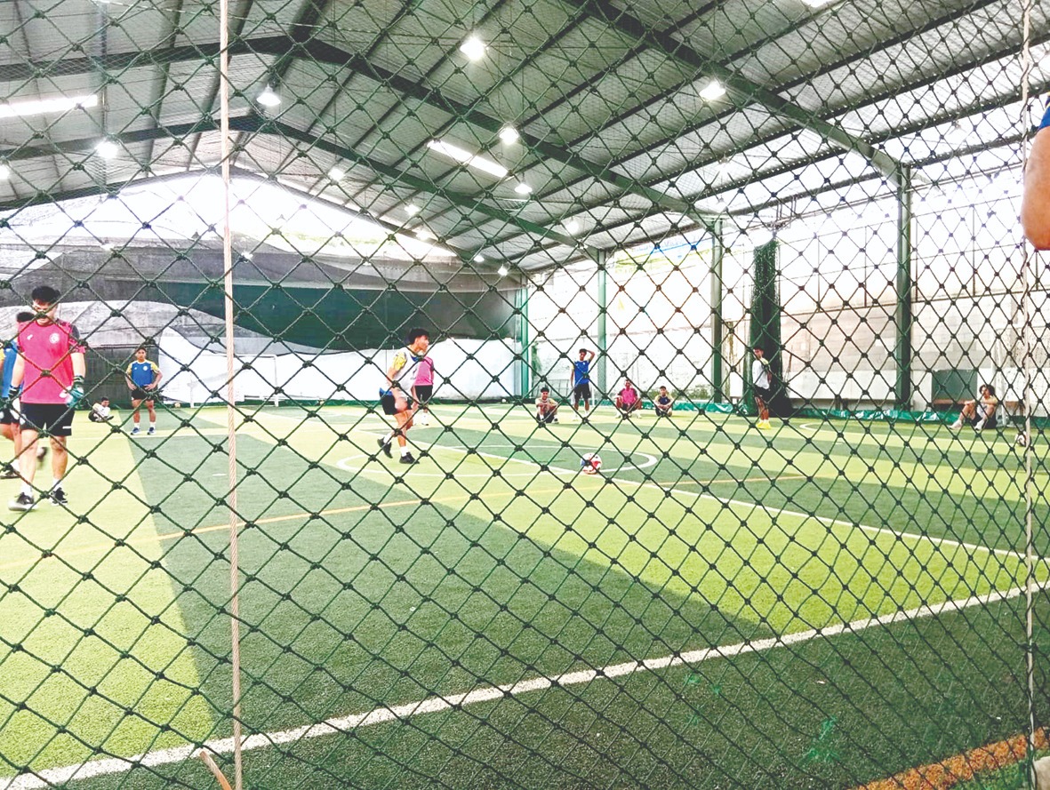 LAKUKAN PENYESUIAN: Para pemain Arema FC menjalani sesi latihan di Lapangan Viva Futsal, Selasa lalu (10/2).