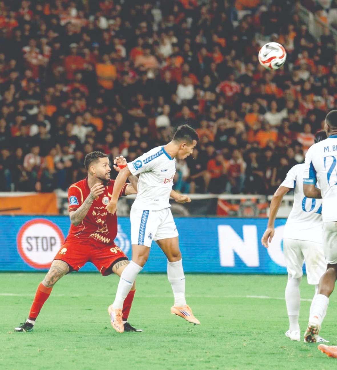 SENANG BERKOSTUM AREMA FC: Leo Guntara berhasil menghalau bola dalam laga BRI Super League melawan Persija Jakarta di Stadion Utama Gelora Bung Karno, beberapa waktu lalu.