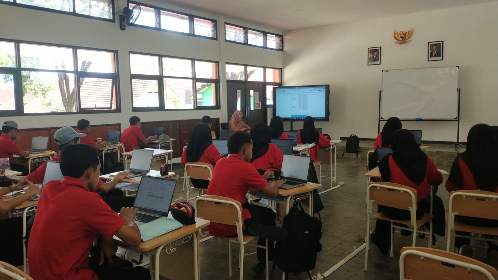 TUNGGU INSTRUKSI: Para pelajar di Sekolah Rakyat Terpadu (SRT) 47 Singosari menggunakan laptop bantuan pemerintah pusat untuk proses pembelajaran. 