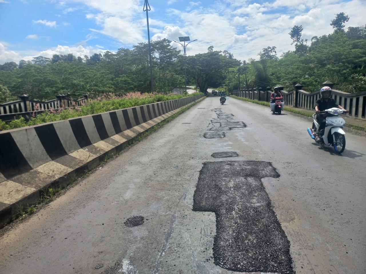 TAMPUNG KELUHAN WARGA: Ruas jalan di jembatan Sungai Metro sudah ditambal Dinas Pekerjaan Umum Bina Marga (DPUBM) Kabupaten Malang. Foto kanan, ruas jalan di dekat pertigaan Jalibar juga sudah ditamba