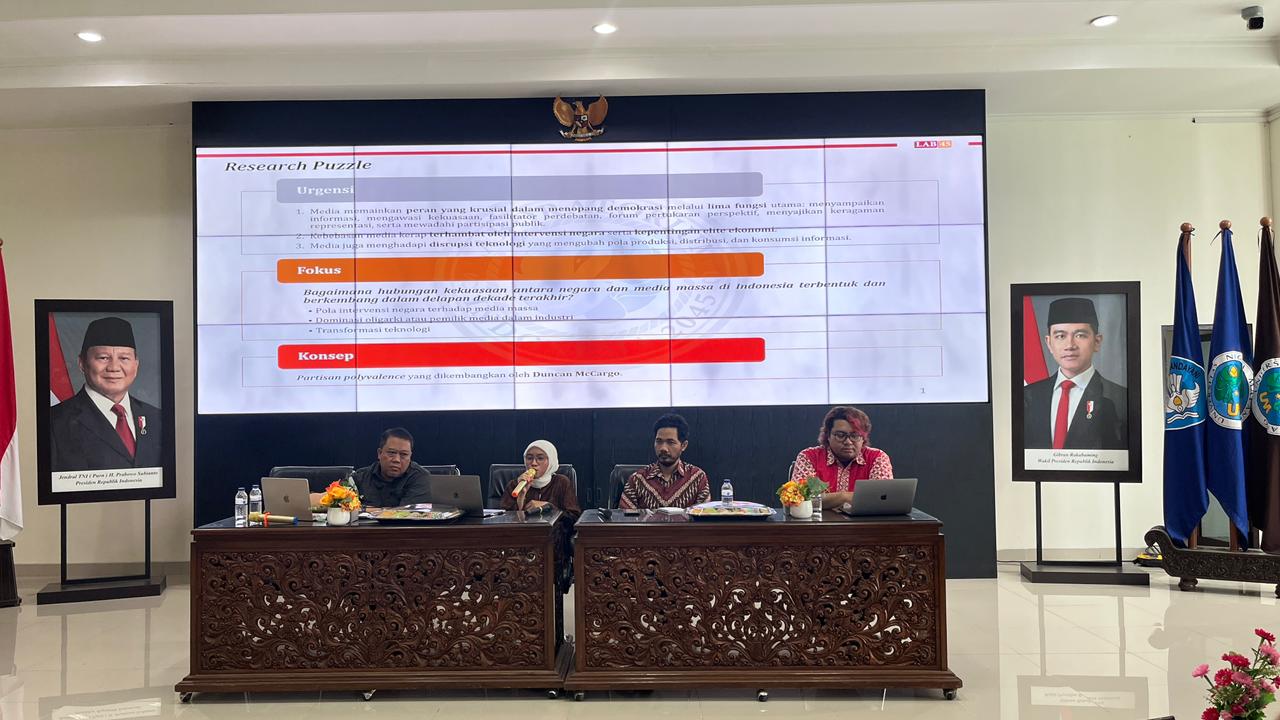 Para pembicara sarasehan pers dan politik di Gedung Pascasarjana UM, Kamis (12/2). (Nahdiatul Affandiah/Radar Malang)