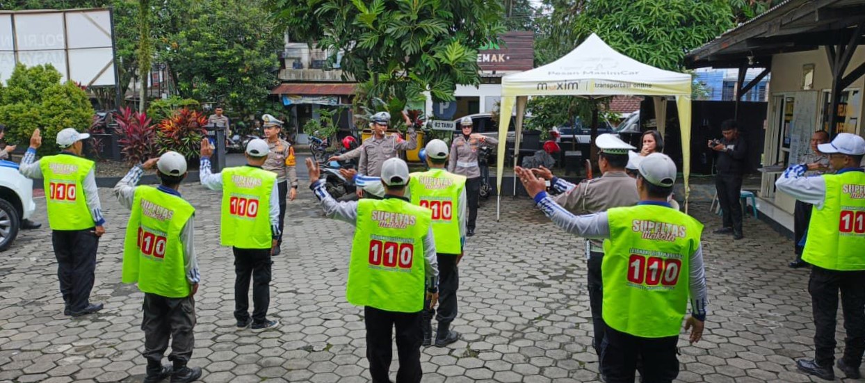 Sebanyak 11 supeltas dilatih untuk meningkatkan keterampilan mengatur lalu lintas. (Polresta Malang Kota)