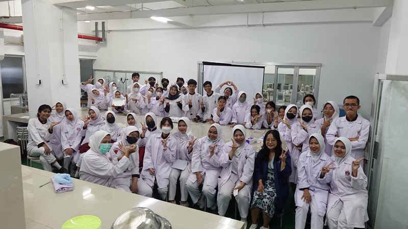 Siswa SMK Farmasi Maharani Eksplorasi Dunia Farmasi di Universitas Ma Chung