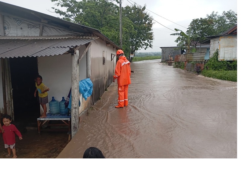TERIMBAS: Salah satu rumah warga tergenang air setelah tanggul irigasi di Dusun Morotanjek, Desa Purwoasri, Kecamatan Singosari jebol pada Rabu sore (11/2).