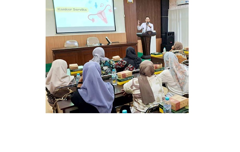 CEGAH PENYAKIT: Ibu-ibu dari beberapa keluarga menghadiri sosialisasi skrining untuk menangkal kanker serviks di Kantor Dinkes Kota Malang kemarin.
