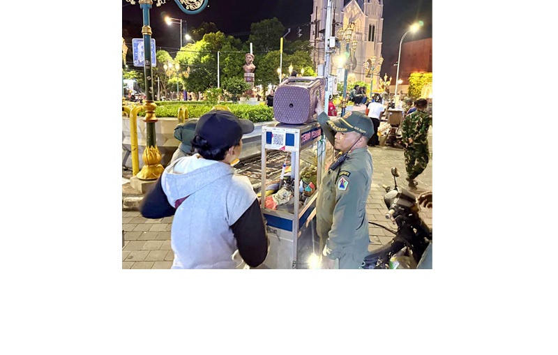 PENERTIBAN: Personel Satpol PP Kota Malang menertibkan PKL yang berjualan di kawasan Kajoetangan Heritage, Jalan Jenderal Basuki Rahmat kemarin (12/2).