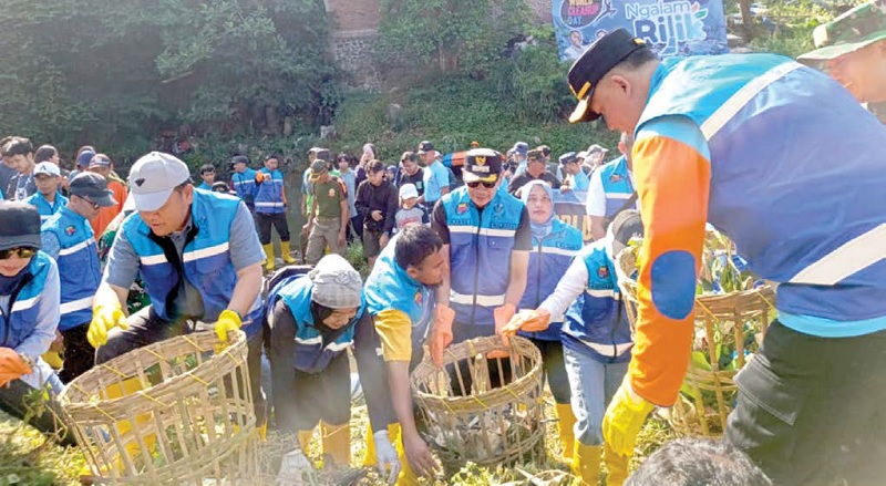CEGAH BANJIR: Wali Kota Malang Wahyu Hidayat ikut kerja bakti di Bantaran Sungai Metro memperingati World Clean Up Day pada 2025 lalu.