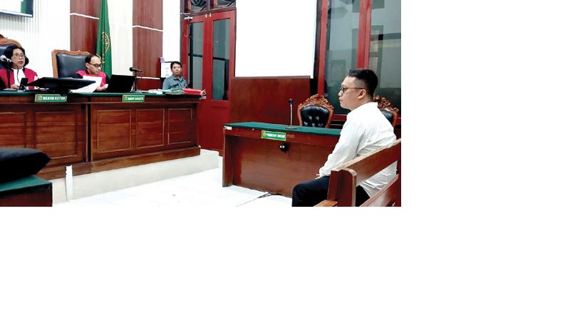 PELAJARI BERKAS: Jaka didakwa melakukan tindak pidana pencucian uang dalam sidang di Pengadilan Negeri Surabaya, Rabu (11/2).