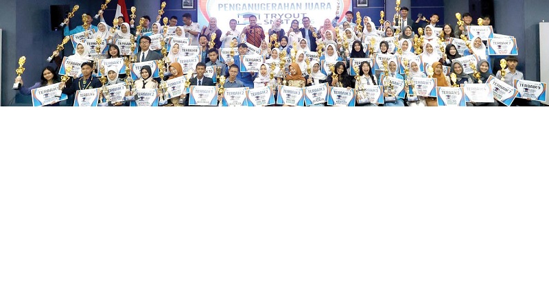 JAWARA TRYOUT: Foto bersama seluruh pemenang Tryout SNBT 2026 bersama tamu undangan Gedung Teknik Sipil Politeknik Negeri Malang (Polinema), Rabu (11/2).