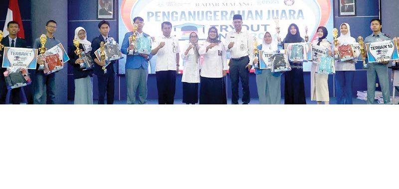 PELOPOR: Kepala Cabdindik Kabupaten Malang Dwi Anggraeni SPd MPd bersama jajaran dan 10 Terbaik Tryout SNBT kategori SMK se-Malang Raya.
