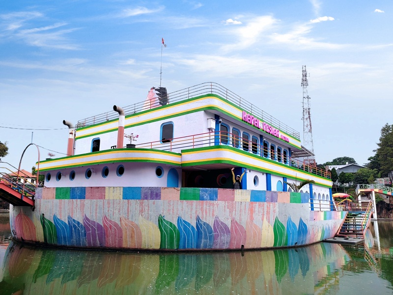 ESTETIK: Monumen kapal pesiar di tengan danau Sengkaling menjadi tempat buka bersama.