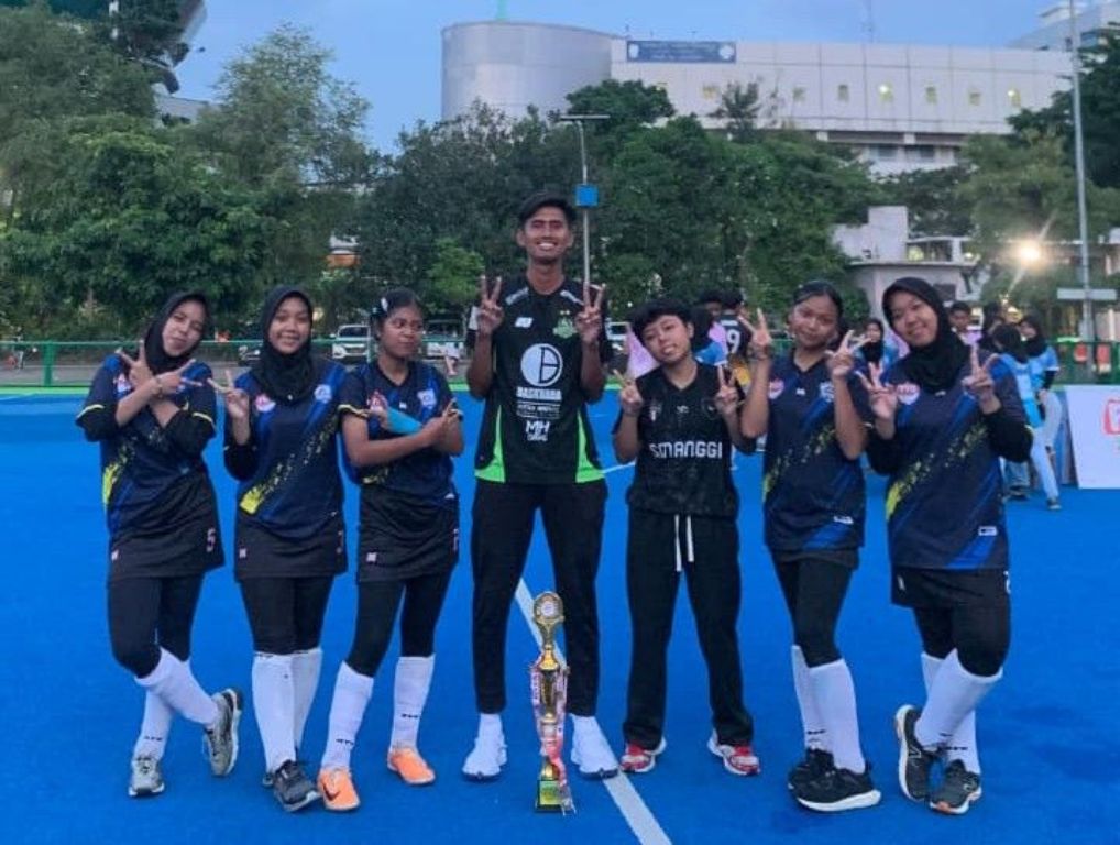 BIKIN BANGGA: Tim Hockey Putri SMAN Gondanglegi berhasil meraih Juara 2 kategori U-18 Hockey 5S Tournament tingkat Jatim.