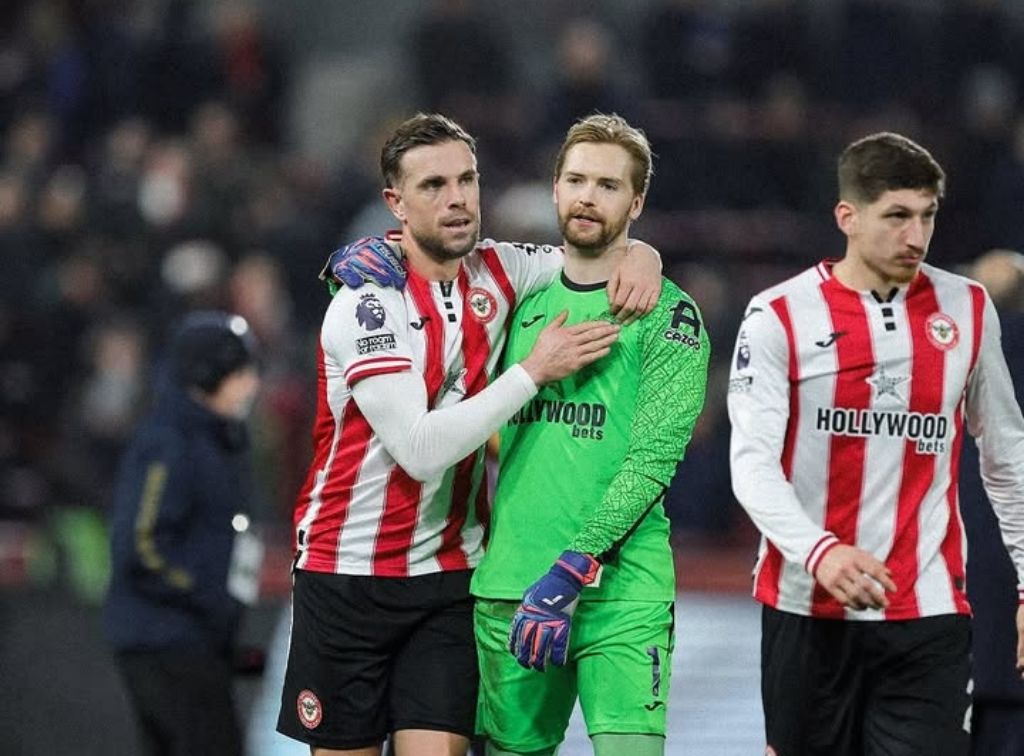 TANGGUH: Duo eks Liverpool Jordan Henderson dan Caoimhin Kelleher yang membela Brentford tampil luar biasa  saat menahan imbang Arsenal dini hari tadi, 13 Februari 2026.