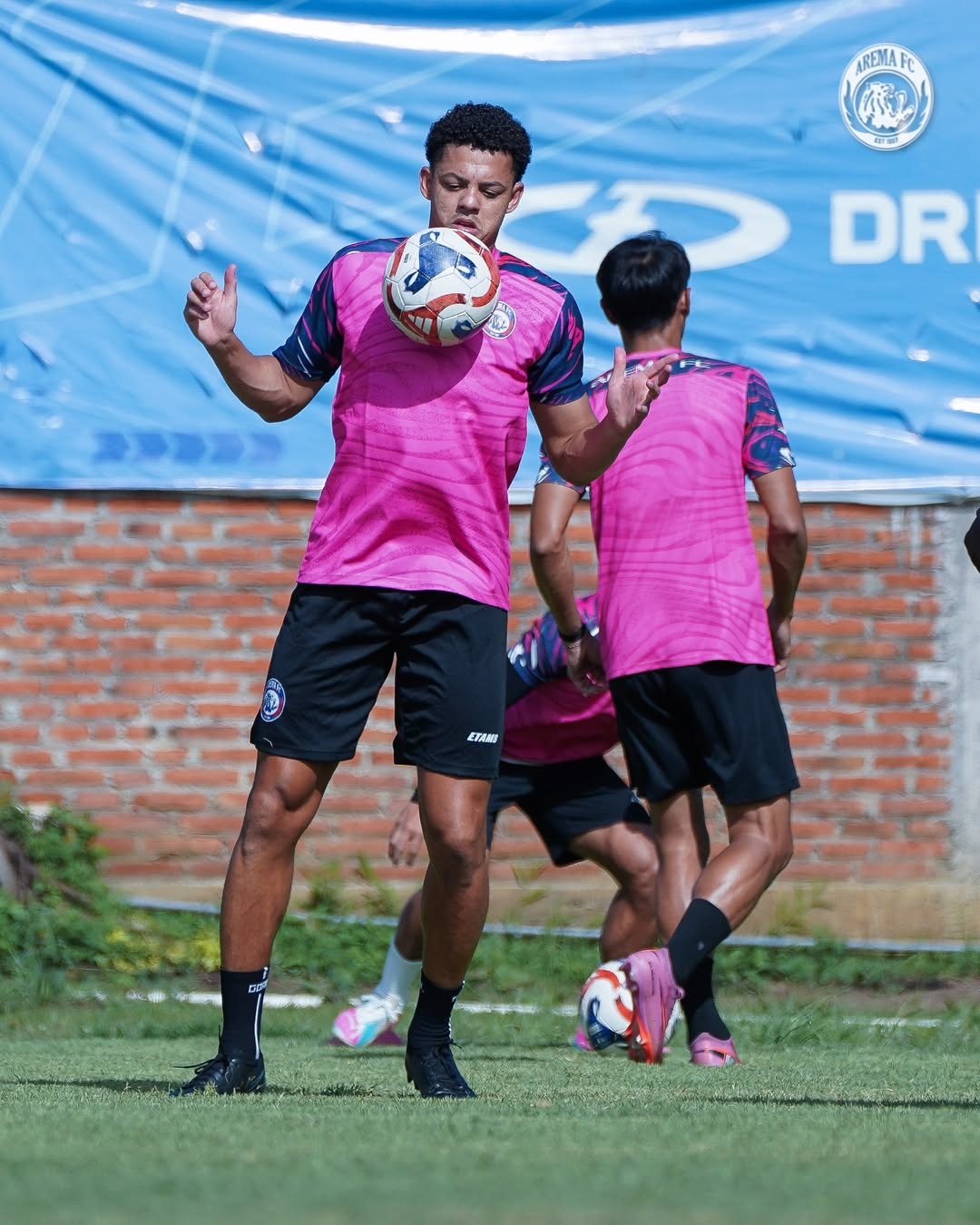 OPSI LINI BELAKANG: Walisson Maia mengontrol bola dalam sesi latihan di Dreams Football Pitch, Pakis, kemarin.