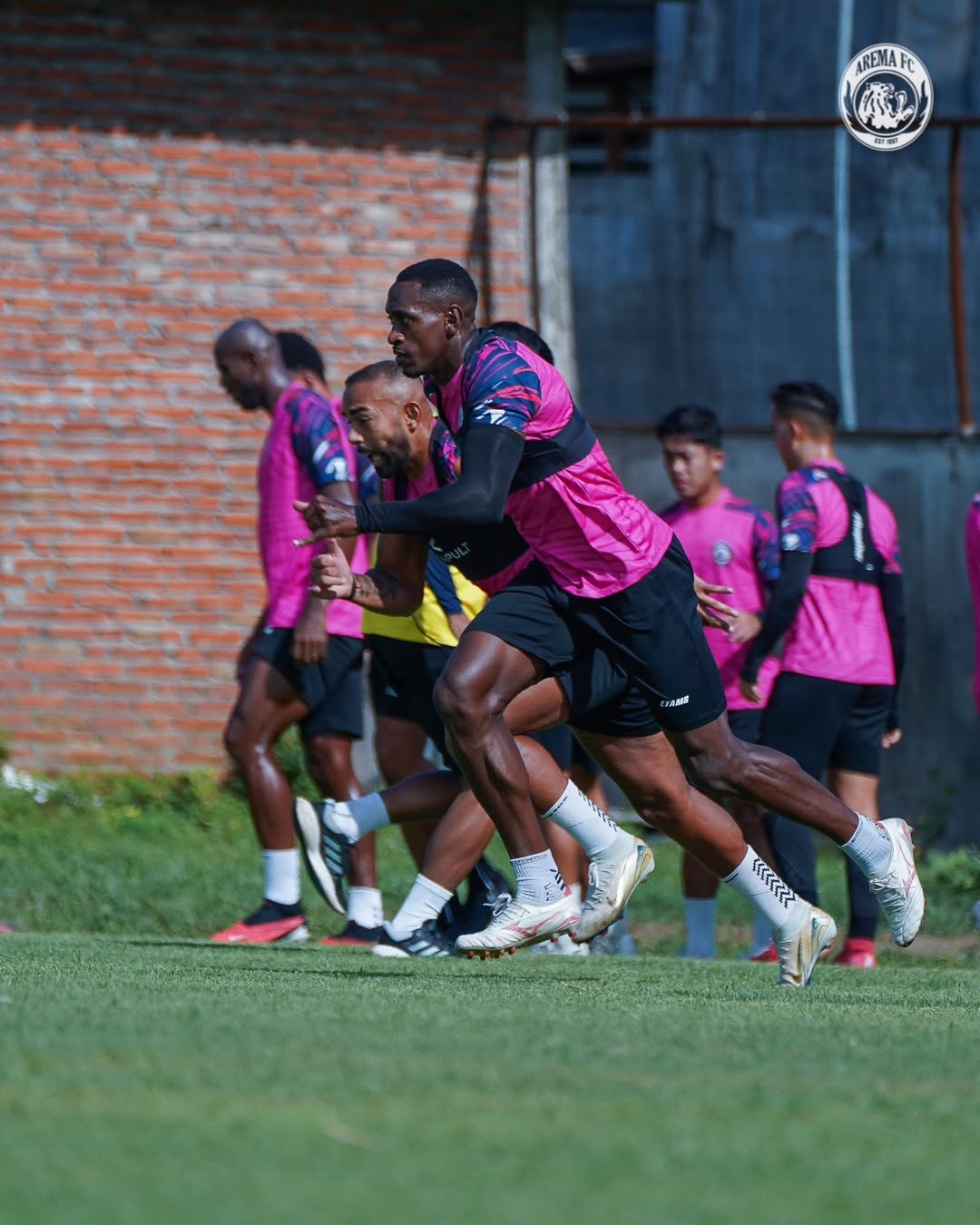 ENGGAN MEREMEHKAN: Matheus Blade melakukan sprint dalam sesi latihan Arema FC di Dreams Football Pitch.