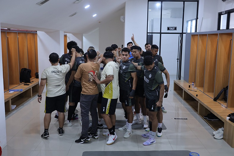 KENANG AZFAR BURHAN: Para pemain Unggul FC Malang berdoa bersama di locker room GOR Ahmad Yani, Pontianak.