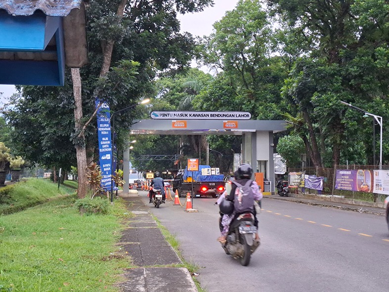 BERBAYAR: Untuk masuk ke Bendungan Lahor, di Desa Karangkates, Kecamatan Sumberpucung kini wajib memakai e-money bagi warga umum. Perum Jasa Tirta (PJT) I hanya menggratiskan akses