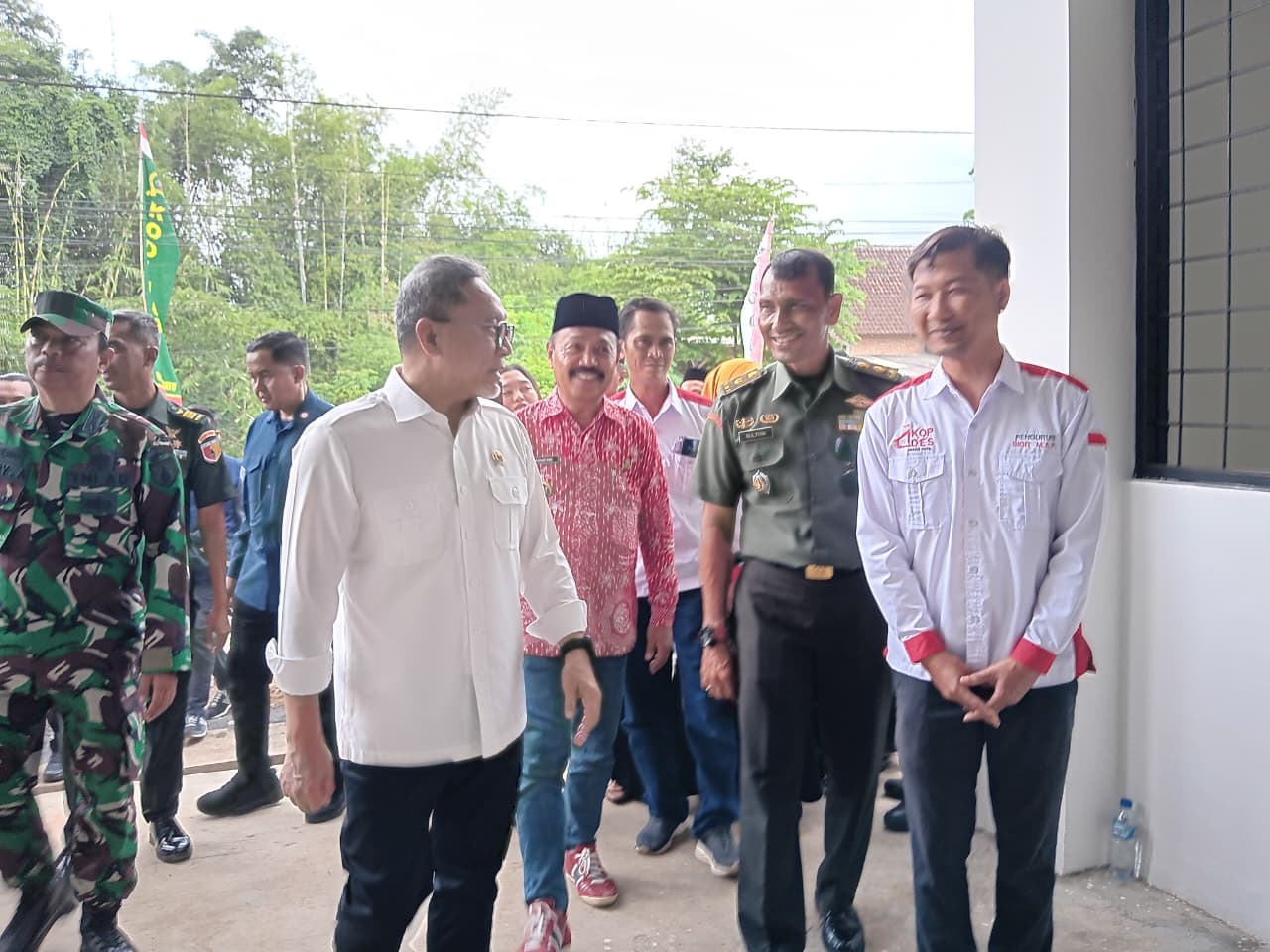 BERI INSTRUKSI KHUSUS: Menteri Koordinator (Menko) Bidang Pangan Zulkifli Hasan mengunjungi SPPG Malang Kepanjen Panggungrejo untuk melihat operasionalnya, kemarin.