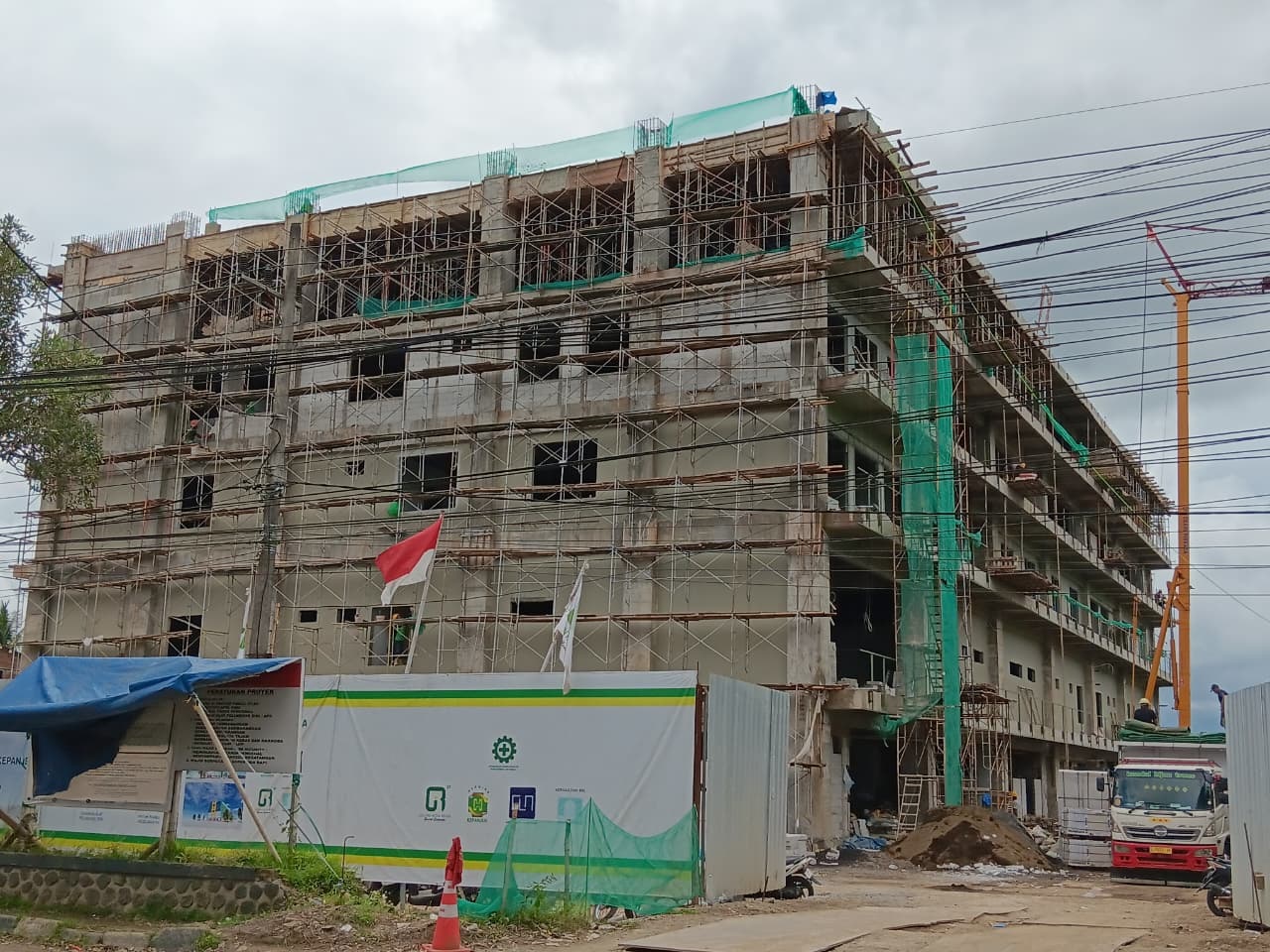 INVESTASI MENGGELIAT: Proses pembangunan RS Hermina di Desa Mojosari, Kecamatan Kepanjen masih berlangsung sampai kemarin.  Peletakan batu pertama untuk proyek itu dilakukan pada 29 September 2025.