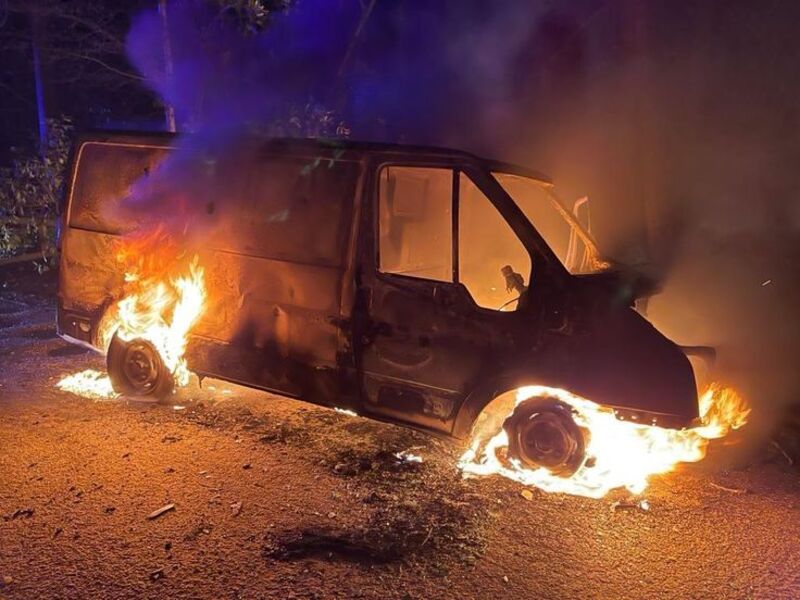 Ilustrasi mobil terbakar. Sumber: @childdddd/Pinterest
