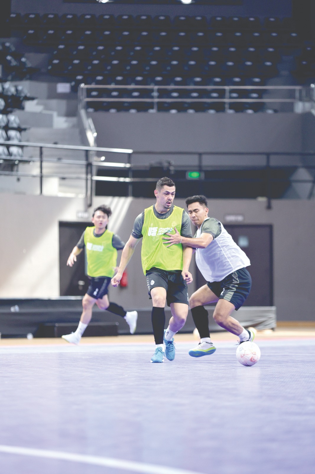 BERUSAHA BERBENAH: Wellington Pereira (kiri) berebut bola dengan Abdussalam dalam sesi latihan sebelum melawan Pangsuma FC di Nation Cup 2026 di GOR Ahmad Yani, Pontianak, Kamis lalu (12/2).
