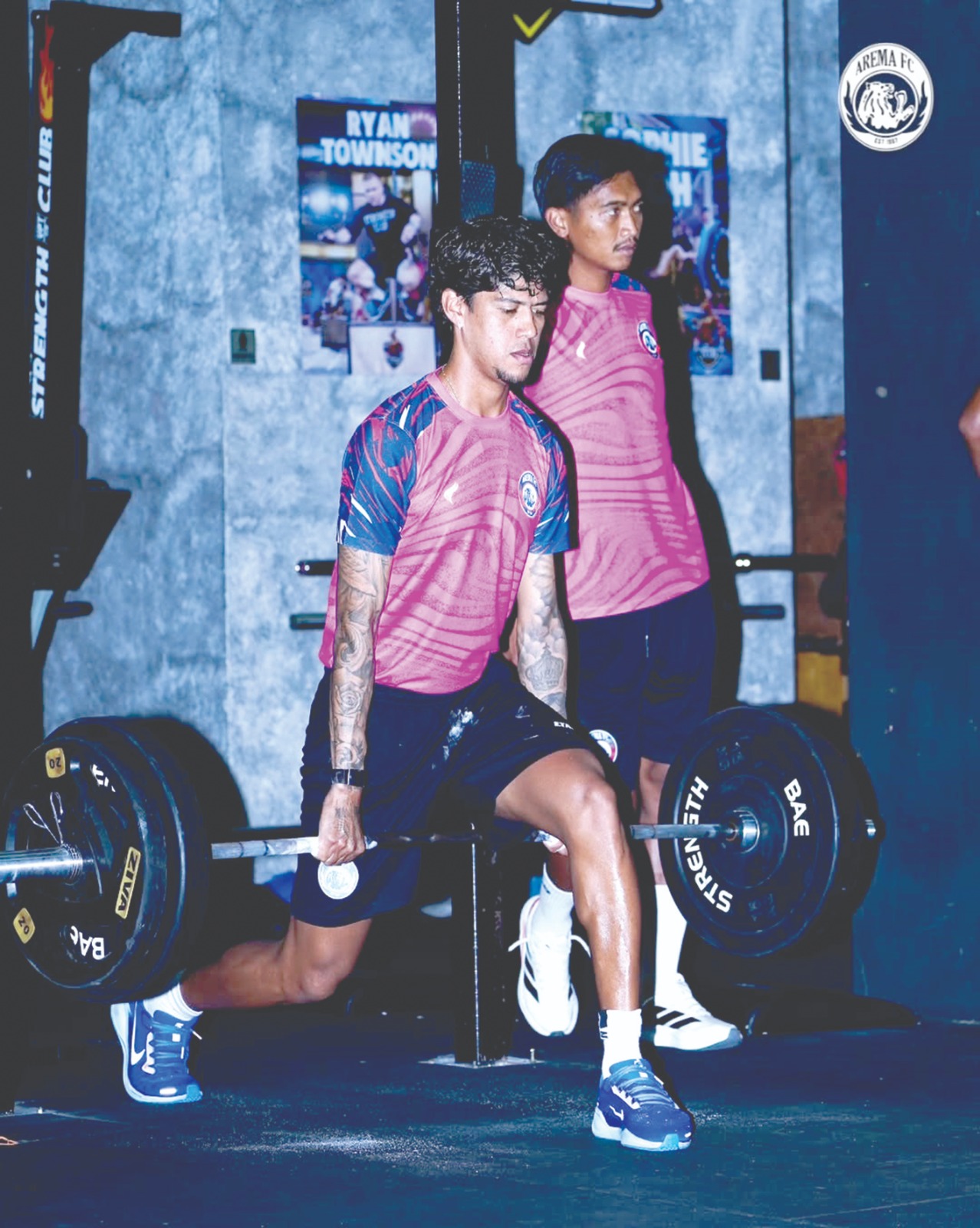 PERCAYA DIRI: Gelandang Arema FC Betinho Filho menjalani sesi latihan angkat beban bersama elemen tim Singo Edan, Selasa lalu (10/2)