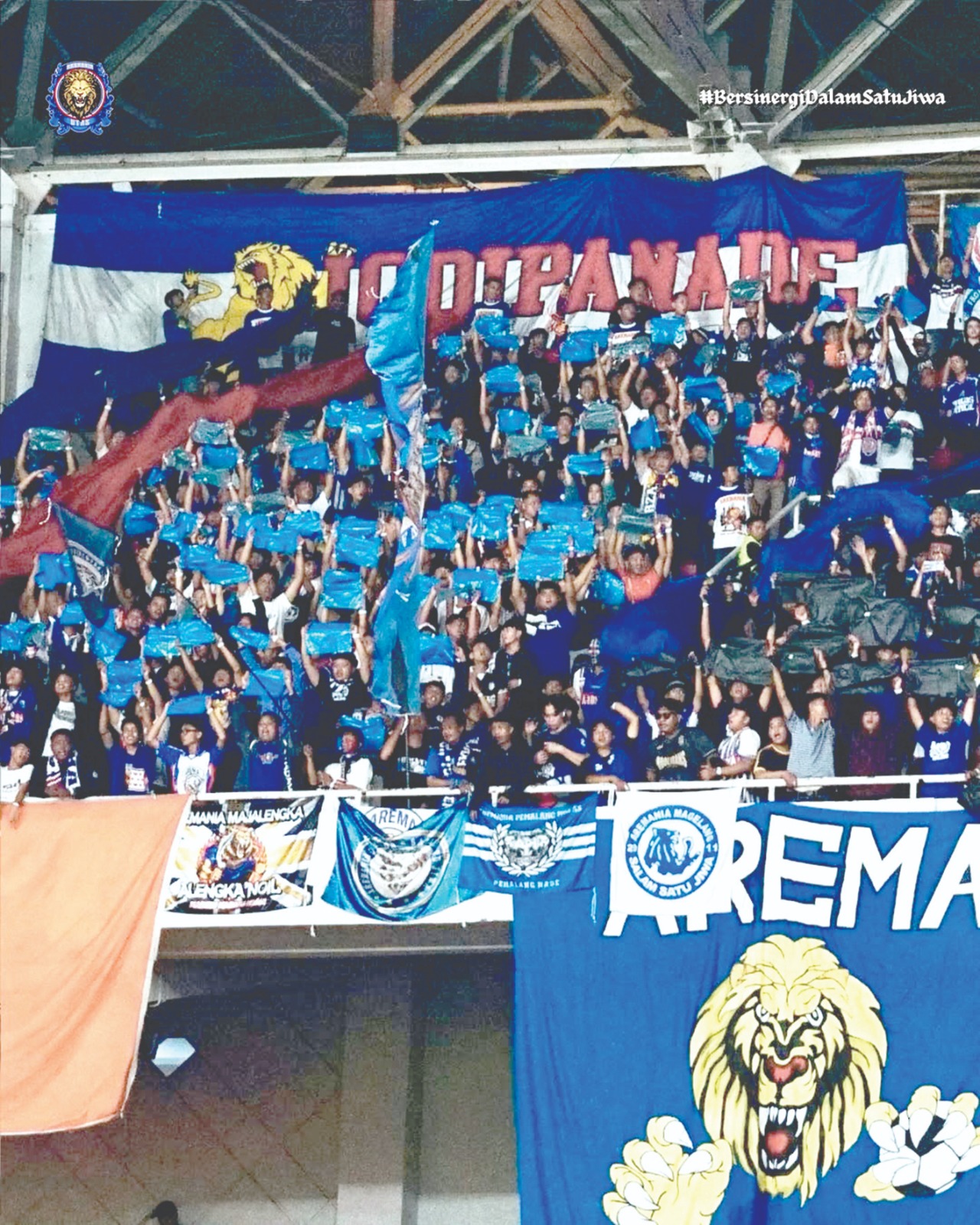 DUKUNGAN LUAR BIASA: Aremania menghadirkan koreografi di tribun Stadion Utama Gelora Bung Karno dalam laga BRI Super League pekan ke-20, beberapa waktu lalu.