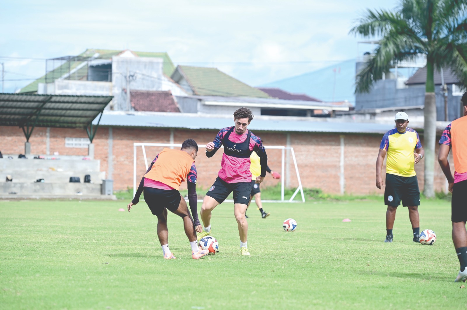 FOKUS: Gustavo Franca (kanan) berusaha melewati Salim Tuharea dalam sesi latihan di Dreams Football Pitch, Pakis, beberapa waktu lalu.