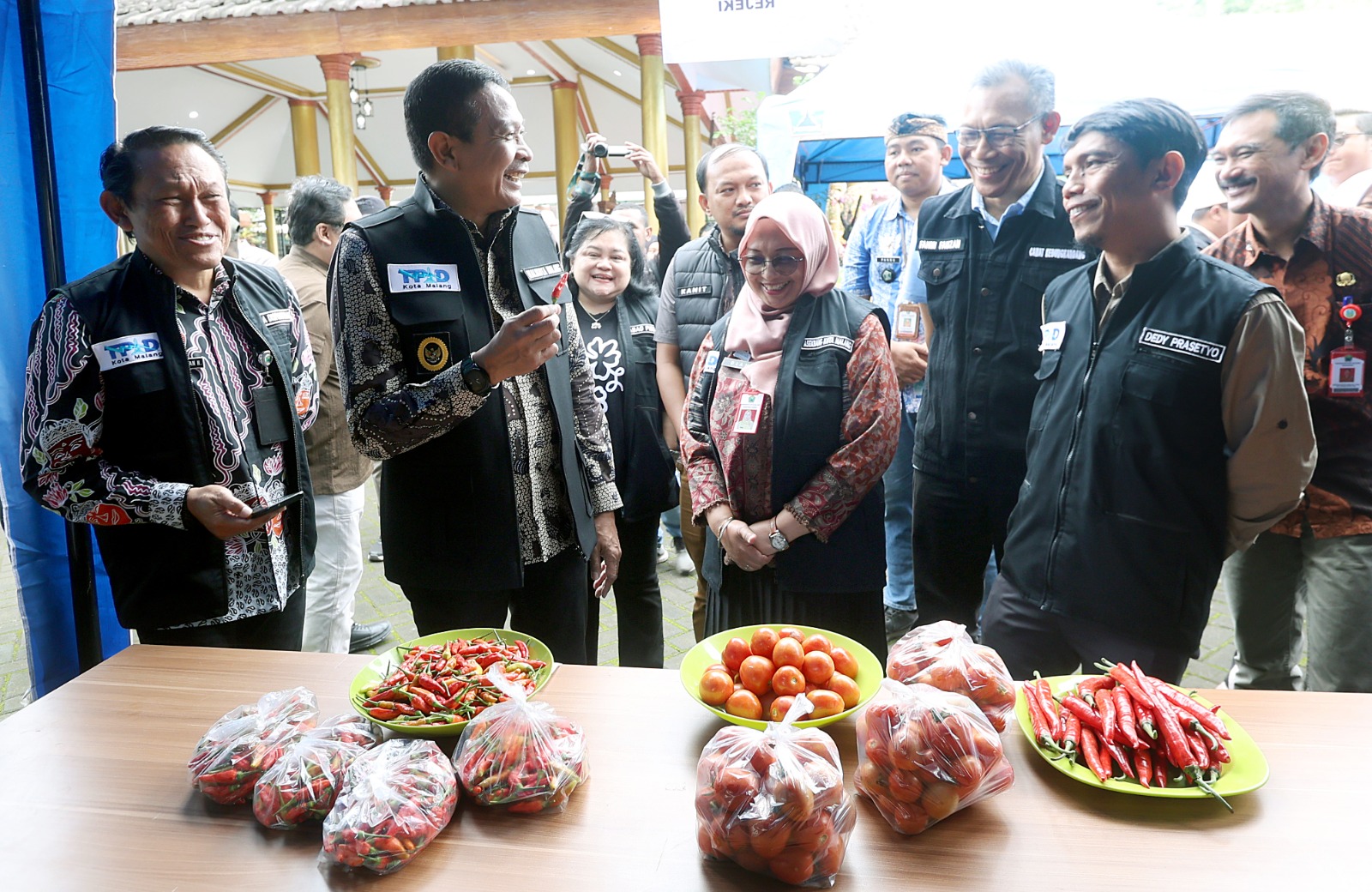 KENDALIKAN HARGA: Wali Kota Malang Wahyu Hidayat bersama anggota Tim Pengendali Inflasi Daerah Kota Malang meninjau gerakan pangan murah di Kantor Kelurahan Arjowinangun, Kedungkandang kemarin (13/2)