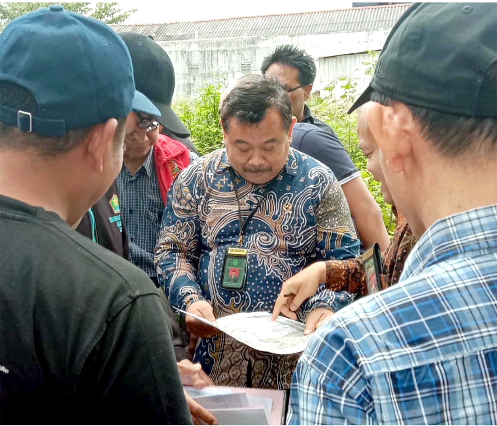 PROSES BERLANJUT: Ketua Majelis Hakim Pengadilan Tipikor Surabaya Ferdinand Marcus Leander bersama tim melakukan pengecekan lahan untuk perluasan Polinema kemarin (13/2)