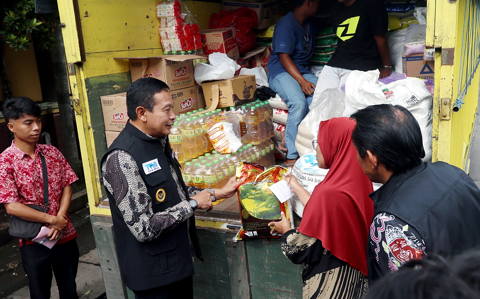 CEGAH INFLASI: Wali Kota Malang Wahyu Hidayat berkomunikasi dengan warga yang membeli komoditas di Gerakan Pangan Murah (GPM), Kantor Kelurahan Arjowinangun, Kecamatan Kedungkandang kemarin (13/2).