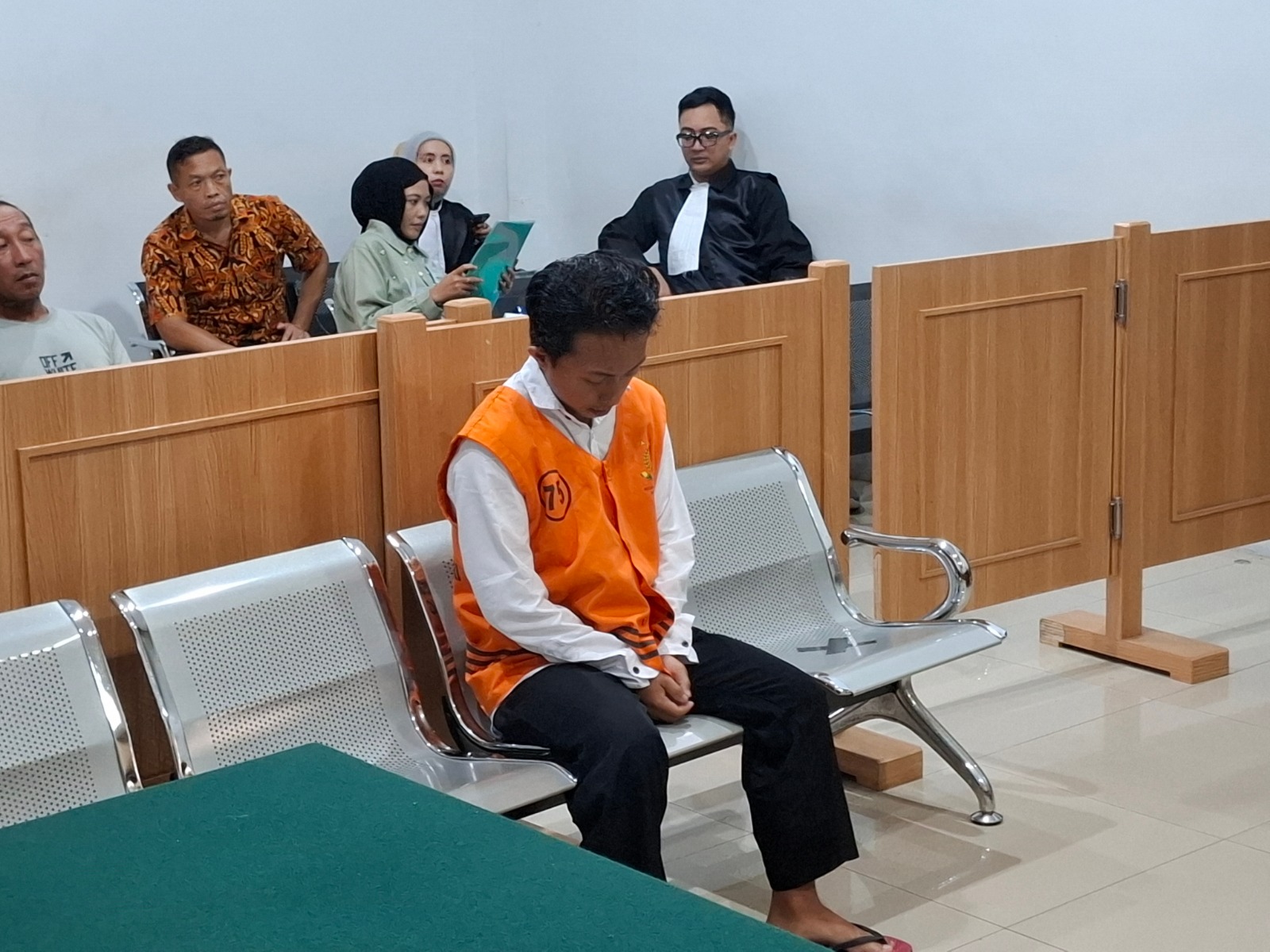 TERIMA VONIS HAKIM: Zulia Rahma Azzahra, 20, warga Desa Karangnongko, Kecamatan Poncokusumo menjalani sidang vonis di PN Kepanjen, Kamis sore (12/2). (Biyan Mudzaky Hanindito/Radar Kanjuruhan)