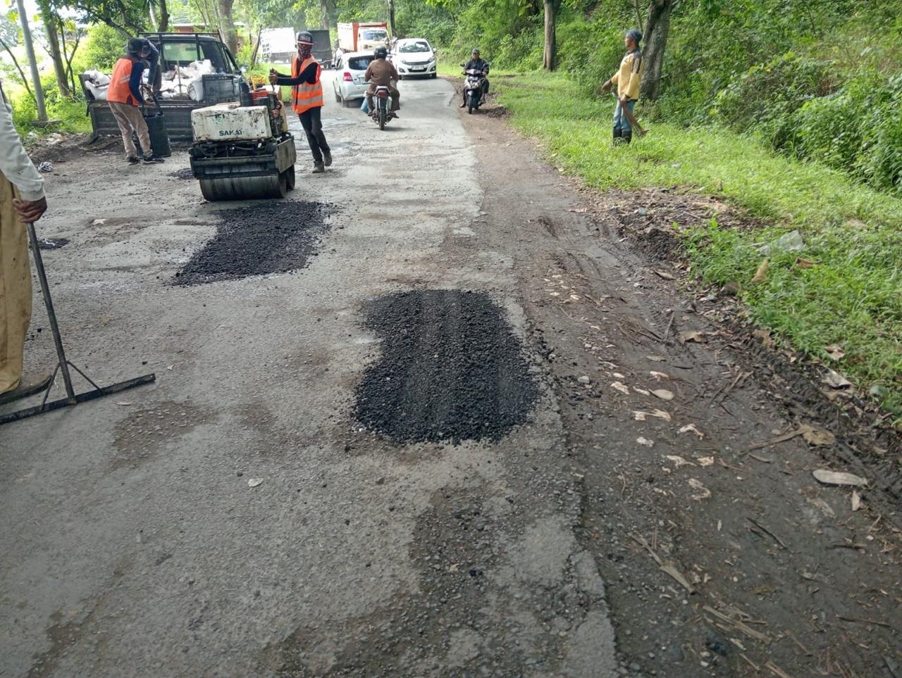 SOLUSI SEMENTARA: Lubang jalan di sekitar Gunung Geger, Desa Sumberejo, Kecamatan Pagak mulai ditambal Pemkab Malang. (Dpubm Kabupaten Malang for Radar Kanjuruhan)