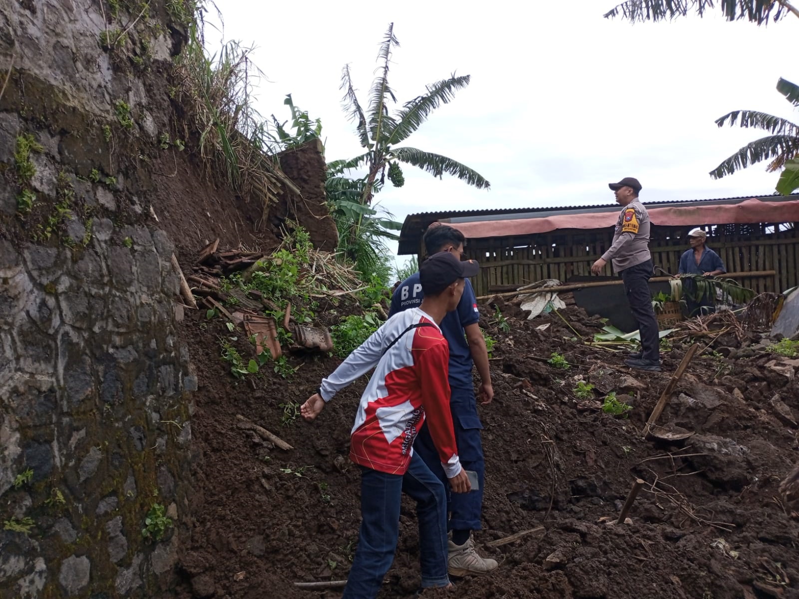 WARGA RUGI RP 10 JUTA: Proses pembersihan material longsor di Dusun Mendek, Desa Srigading, Kecamatan Lawang baru selesai kemarin siang, pukul 11.00. (BPBD Kabupaten Malang For Radar Kanjuruhan)
