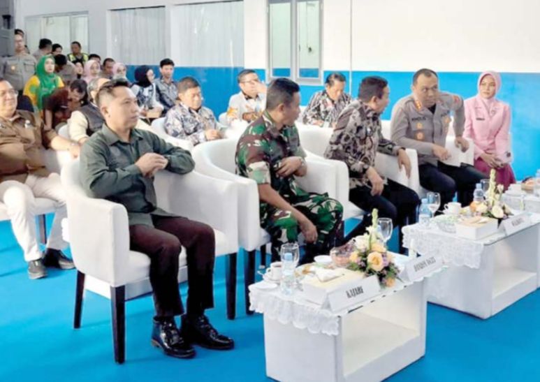 PERLUAS MBG: Sejumlah pejabat menghadiri peletakan batu pertama pembangunan Sentra Pelayanan Pemenuhan Gizi (SPPG) Polresta Malang Kota di Tunjungsekar kemarin.